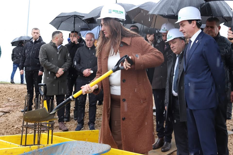 Është vendosur gurthemeli i Qendrës së Kompetencës dhe i sallës së sportit të Shkollës “Ali Ajeti”