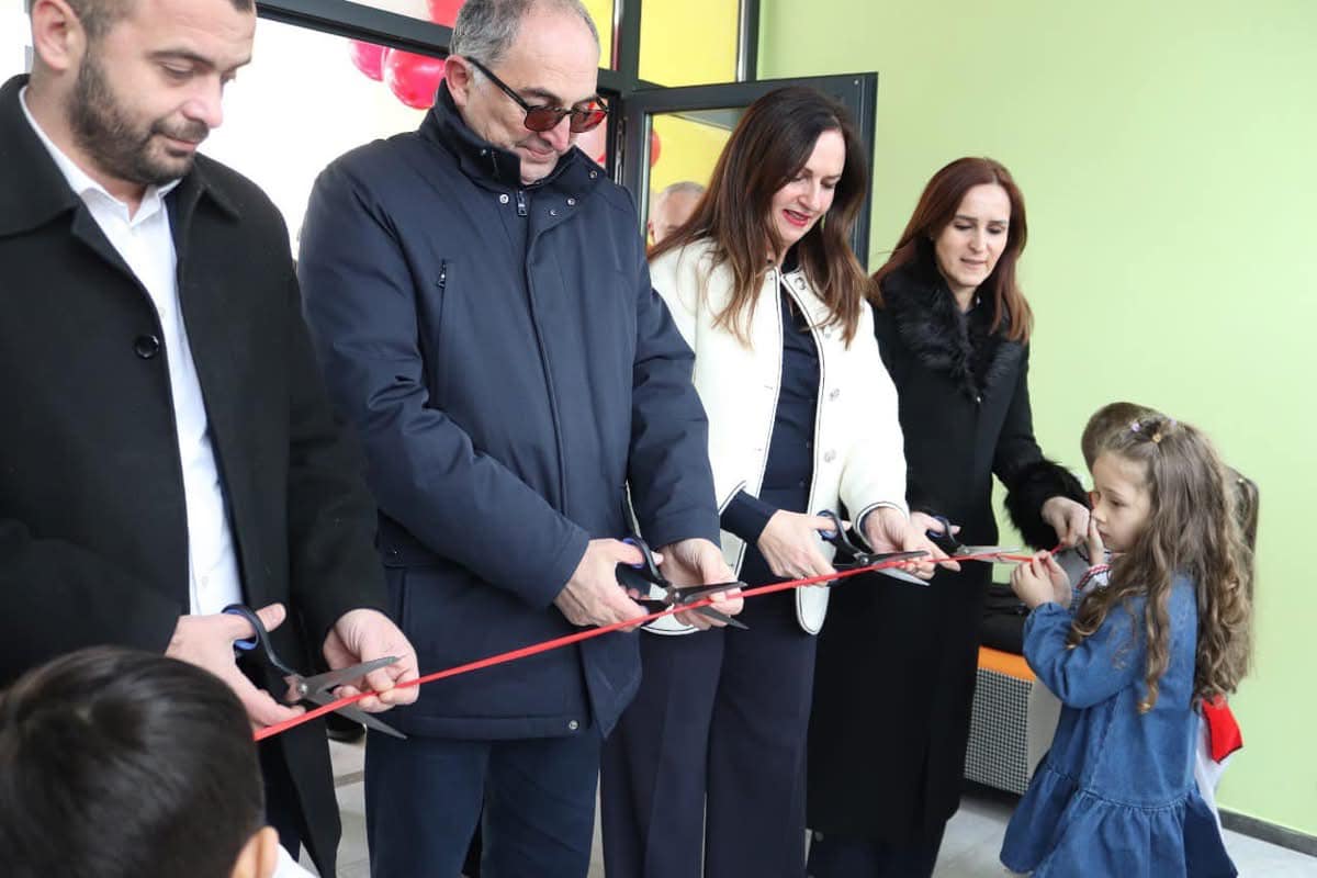 Ministrja Nagavci ka inauguruar çerdhen e re në Prizren dhe objektin e ri të shkollës “Emin Duraku” në Dragobil të Malishevës