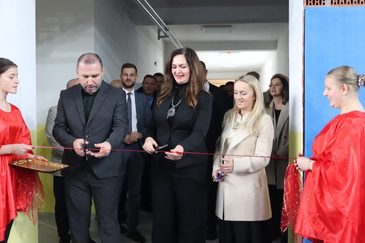 Ministrja Nagavci ka përuruar disa nga investimet e Ministrisë së Arsimit në komunën e Gjakovës dhe ka vendosur gurthemelin në Fakultetin e Mjekësisë