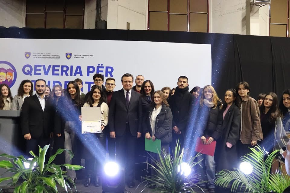 Kryeministri Kurti dhe ministrja Nagavci takuan studentët e universiteteve publike të Kosovës