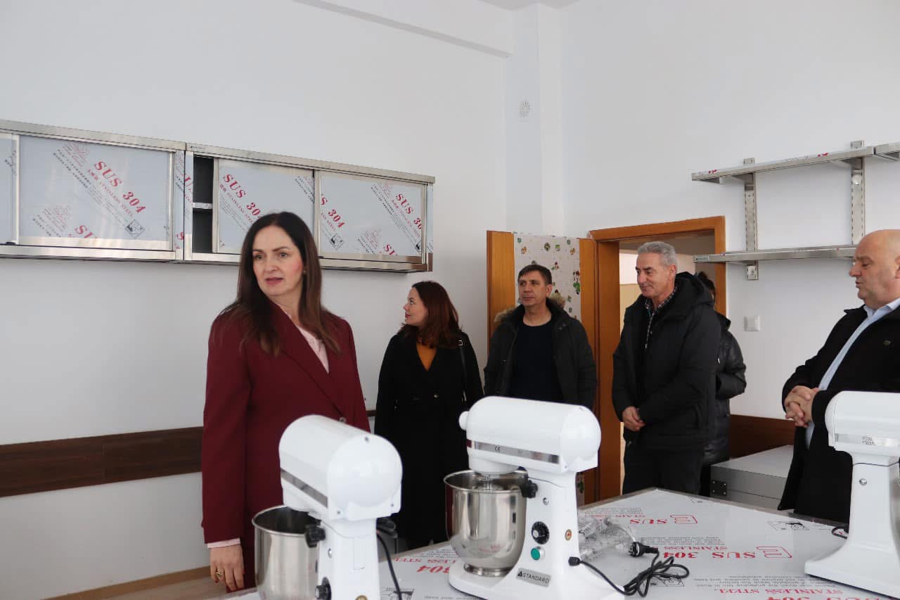 Ministrja Nagavci ka inauguruar një çerdhe në Junik dhe dy në komunën e Gjakovës