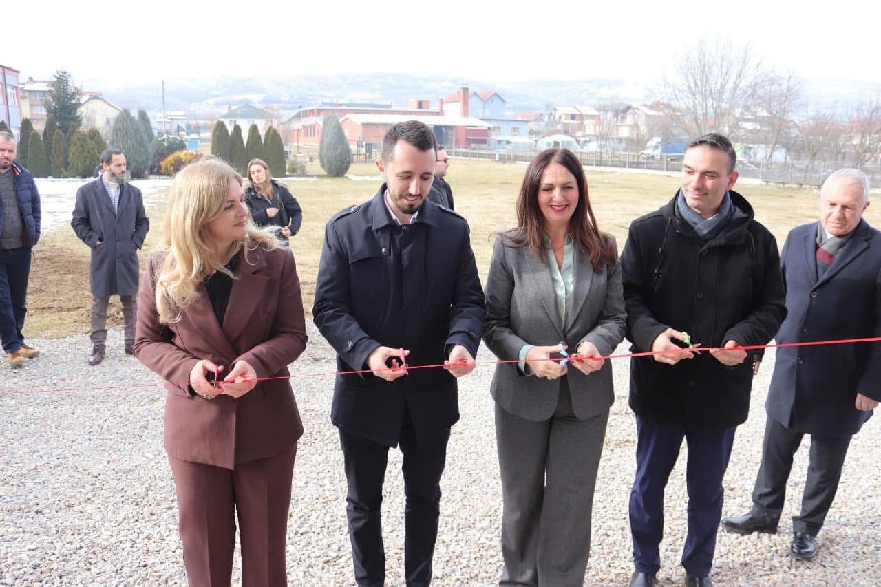 Është inauguruar salla e edukatës fizike në shkollën “Abdullah Krashnica” në Koretin dhe është vendosur gurthemeli i sallës së edukatës fizike në kampusin e shkollave të mesme në Kamenicë