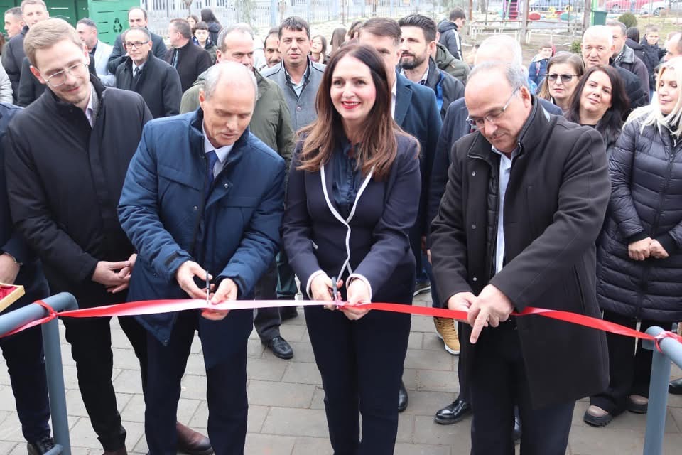 Është inauguruar salla e sportit në shkollën “Idriz Ajeti” në Pjetërshticë dhe është vendosur gurthemeli i çerdhes së re dhe aneksit të shkollës “Bajram Curri”, në Petrovë të Shtimes