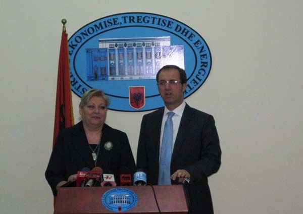Ministrja Pula u takua me ministrin Dritan Prifti dhe vizitoi zonat e përmbytura të Shqipërisë