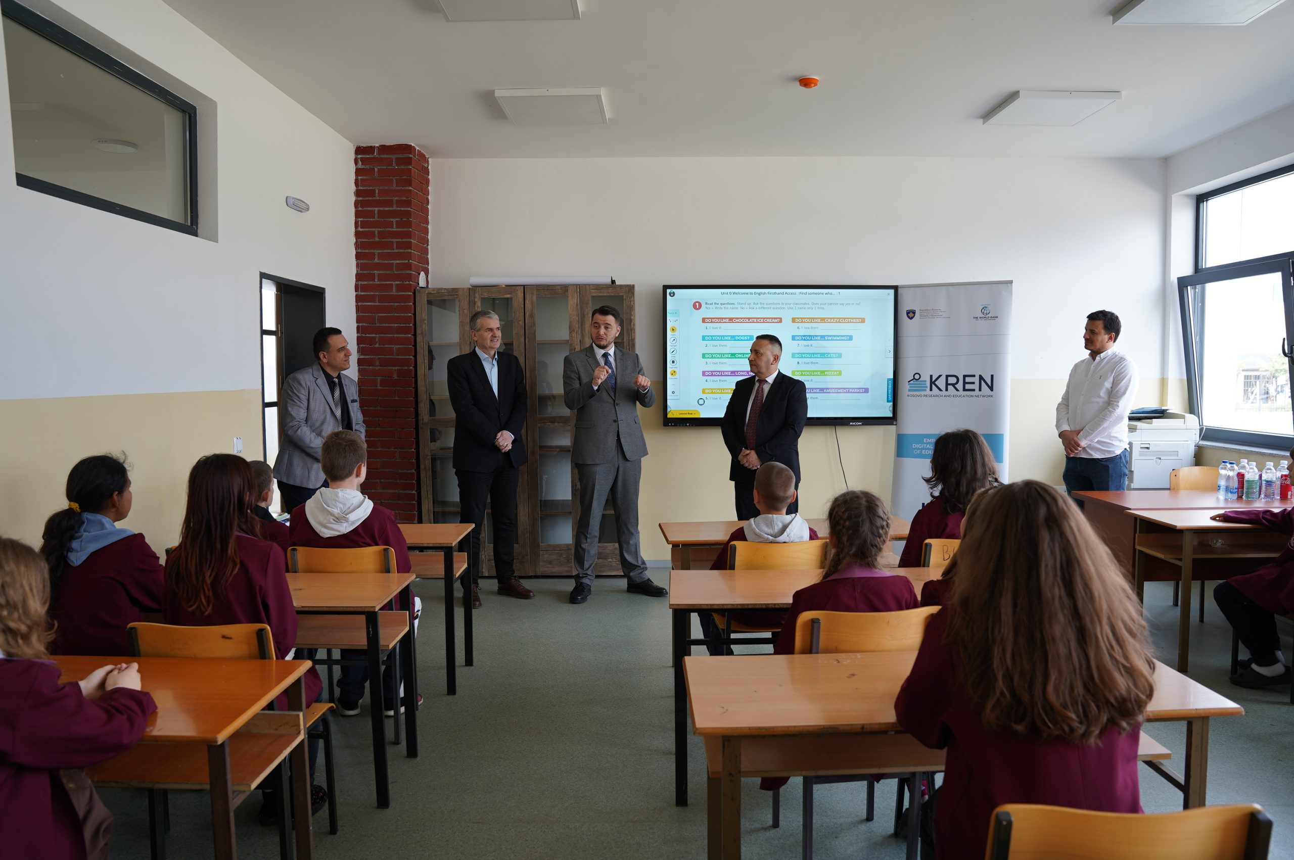 Zamenik ministra Mjeku posjetio je školu „Dy Dëshmorët“ koja je opremljena digitalnom tehnologijom