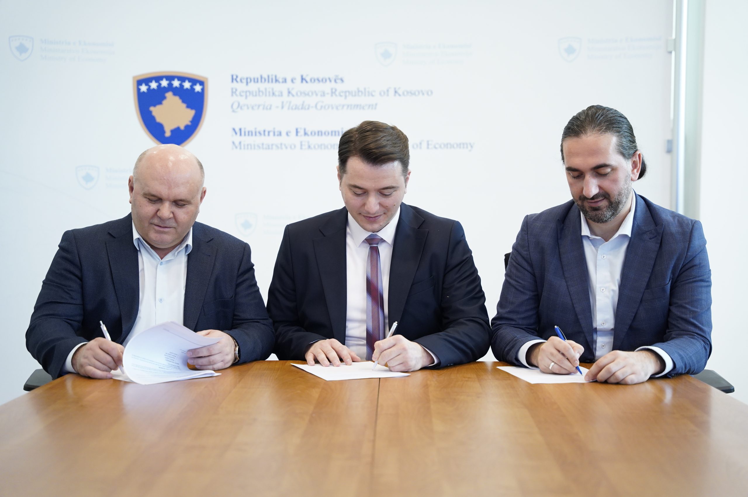 Mbi 4 milionë euro për projekte të ujësjellësit, përkrahje shtesë për investimet në hekurudha